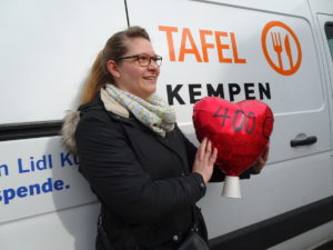 Foto Valerie mit Spendenherz