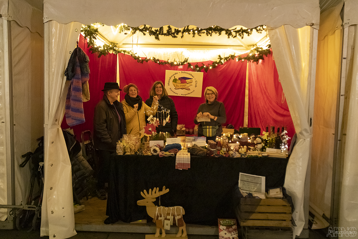 Gruppenfoto Weihnachtsmarktstand