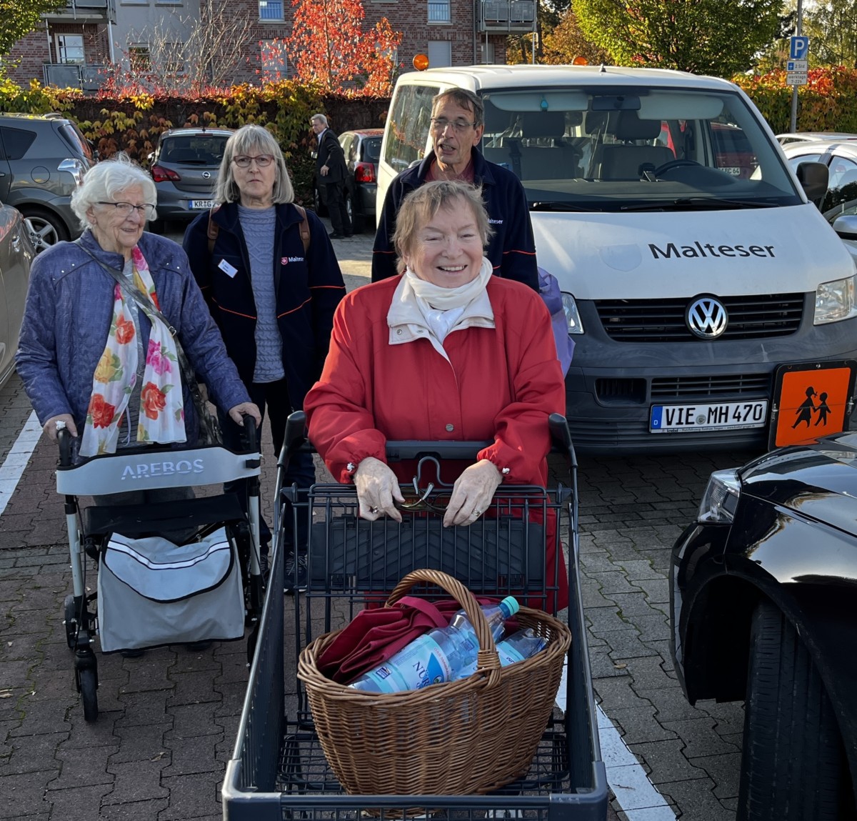 Gruppenfoto vor dem Einkauf am Bus