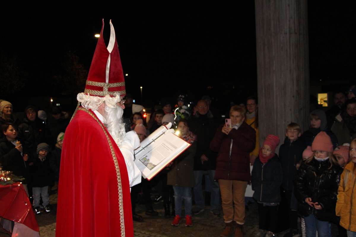 Foto Nikolaus liest aus seinem Buch