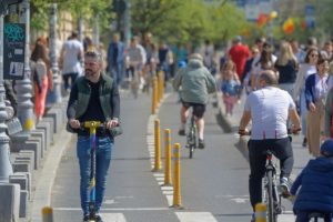 Foto Fahrradfahrer und Fußgänger