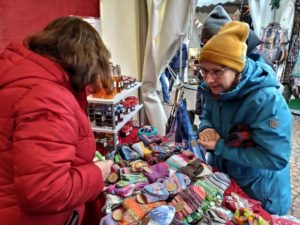 Foto Beratung am Weihnachtsmarktstand