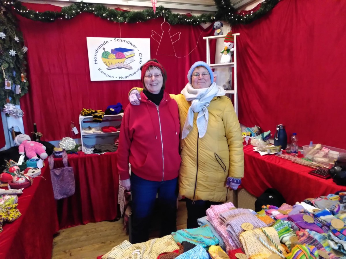 Foto Verkäuferinnen am Weihnachtsmarktstand