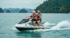 Älteres Paar fährt Jet-Ski 