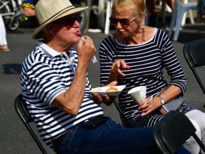 Älteres Paar beim Finger-Food