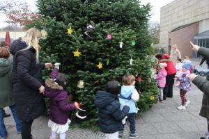 Gruppenfoto Weihnachtsbaum schmücken