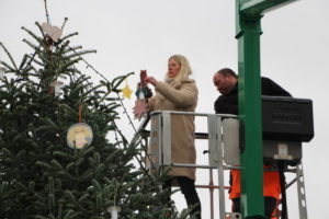Foto vom Hubleiterwagen den Weihnachtsbaum schmücken.