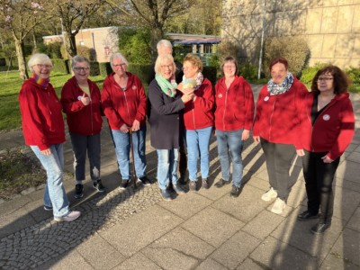 Übergabe der Spende des Handmade-Schmöker-Clubsan die Vorsitzende des Kinderschutzbundes in Kempen, Elke Heppner
