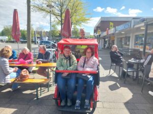 Das Fahren mit der Rikscha wird ausprobiert Das Fahren mit der Rikscha wird ausprobiert