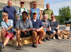 Aufbauteam neuer Sandkasten auf dem Concordienplatz
