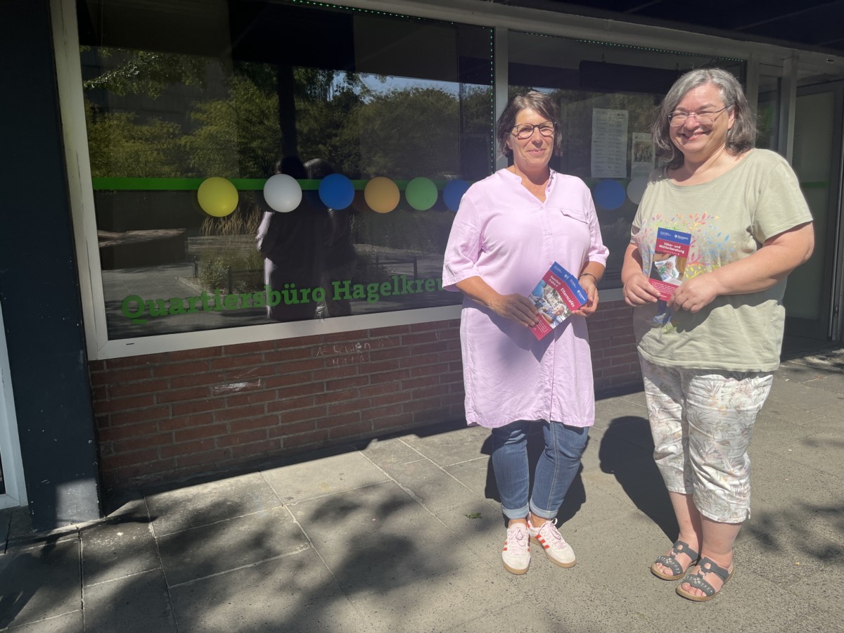 Sandra Müller, Stadt Kempen, und Birgit Weyergraf eröffnen das neue Elterncafé im Hagelkreuz