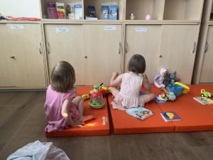 Kinder spielen sofort bei der Eröffnung des neuen Elterncafé im Quartiersbüro Hagelkreuz