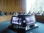 Besuch Düsseldorf Landtag: Wir beobachten die Präsentation auf den Bildschirmen