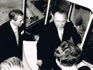 Adenauer bei der Eröffnung der Seilbahn (Foto: Wirtz)
