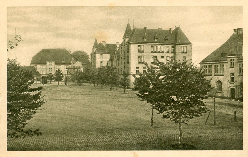 Historisches Foto mit dem Exerzierplatz und Kasernenbauten