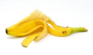 Bananenschalenaufgeschnitten (Foto: Pxabay)