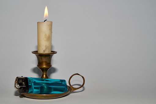 Rußflecken durch Kerzen, Kerzenständer mit rußbefleckter Kerze (Foto: pixabay)