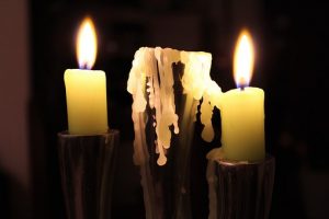 zwei Kerzen mit tropfendem Wachs (Foto: pixabay)