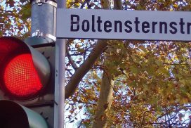Straßenschild Boltensternstraße mit roter Ampel (Foto: U. Sommer)