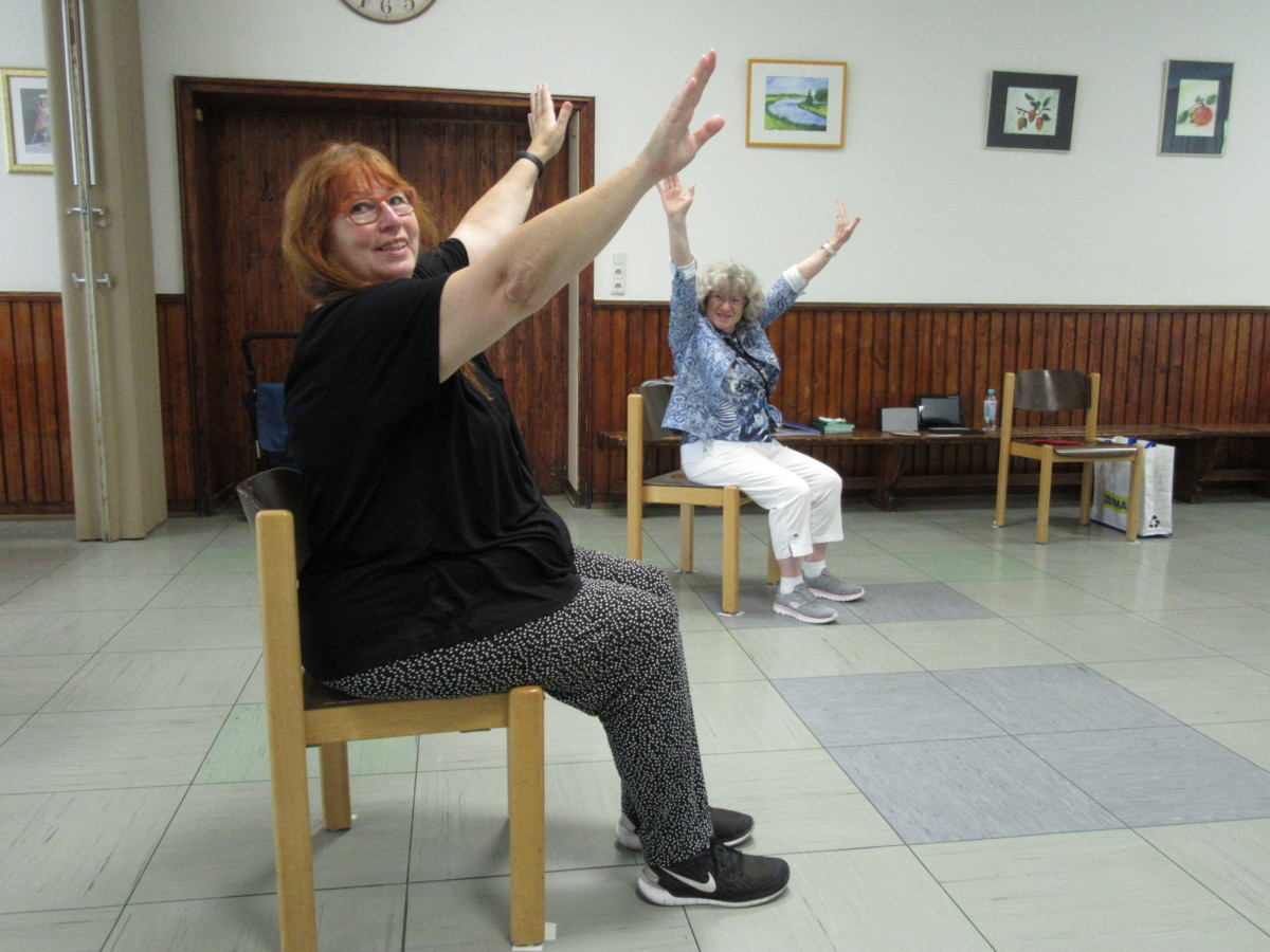 Christina Herbert und Erika Dehne-Wolter beim Tanzen im Sitzen