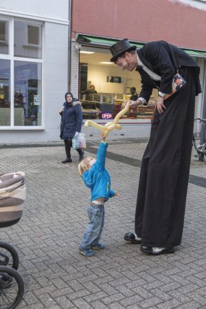 Begrüßung der Kleinsten durch Walking Akt Stelzenmann Tom 