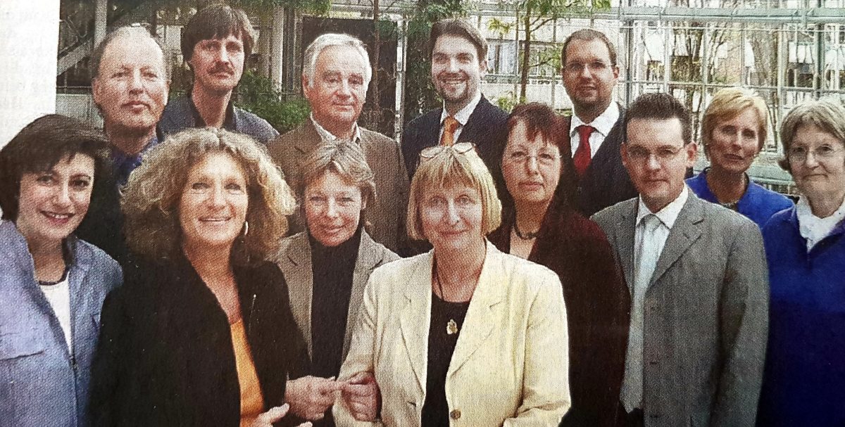 Die Gründungsmitglieder des Vereins zur Förderung der Stadtbibliothek im Glashaus e.V. (Quelle: WAZ 16.04.2005)