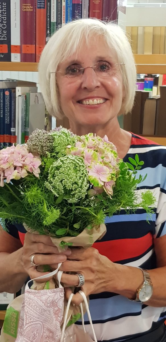 Sylvia Konze mit Blumen zum 40. Dienstjubiläum
