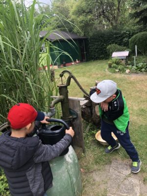 Kinder pumpen Gießwasser