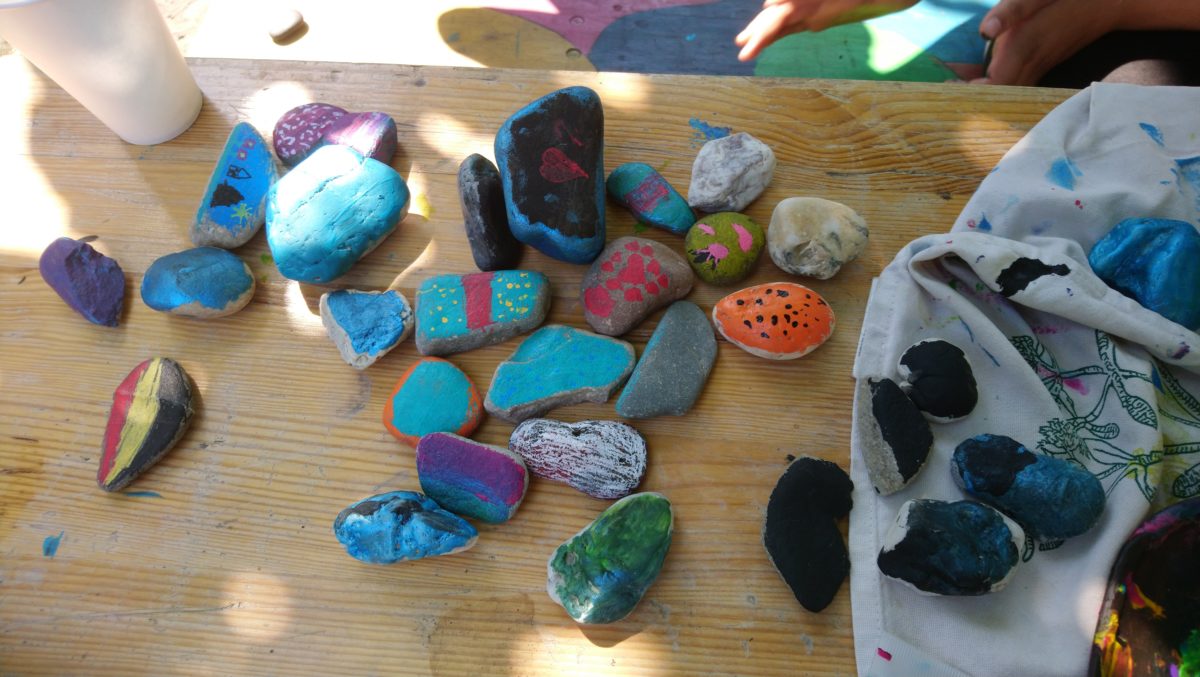 Bemalte Steine im Zuge der Kunstaktion 40 Tage - 40 Grad