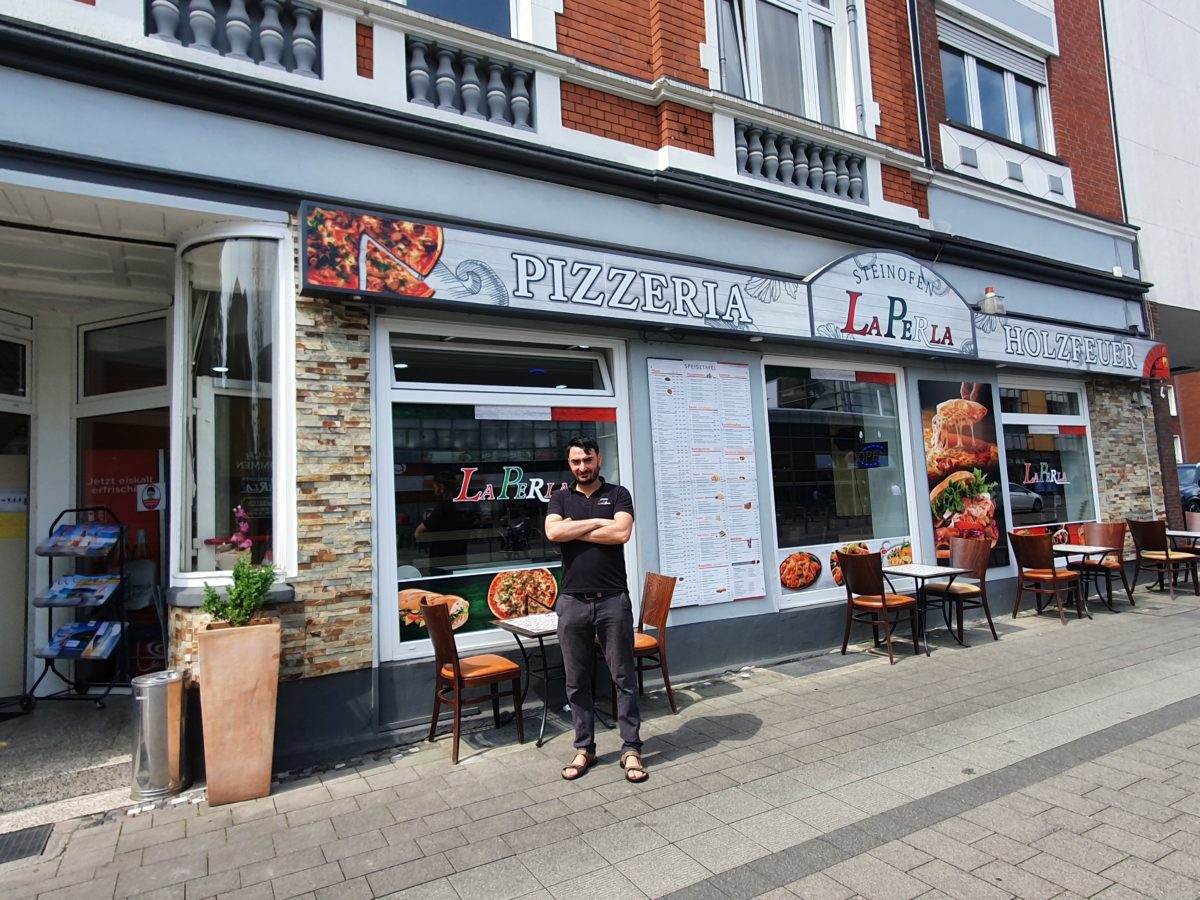Inhaber Kadir Kündiz vor seiner Pizzeria La Perla in Herten