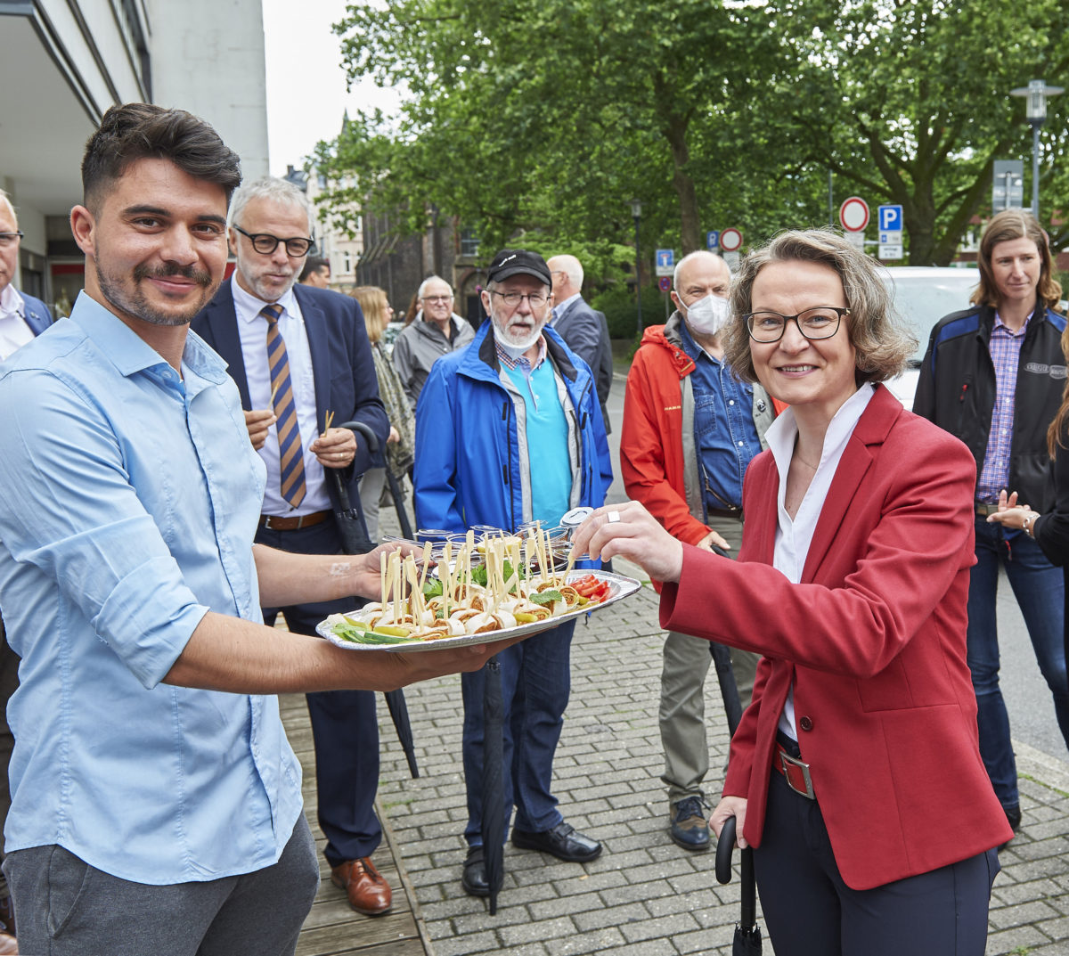 Ministerin Ina Scharrenbach zum Besuch im neuen Imbiss Cigköftem
