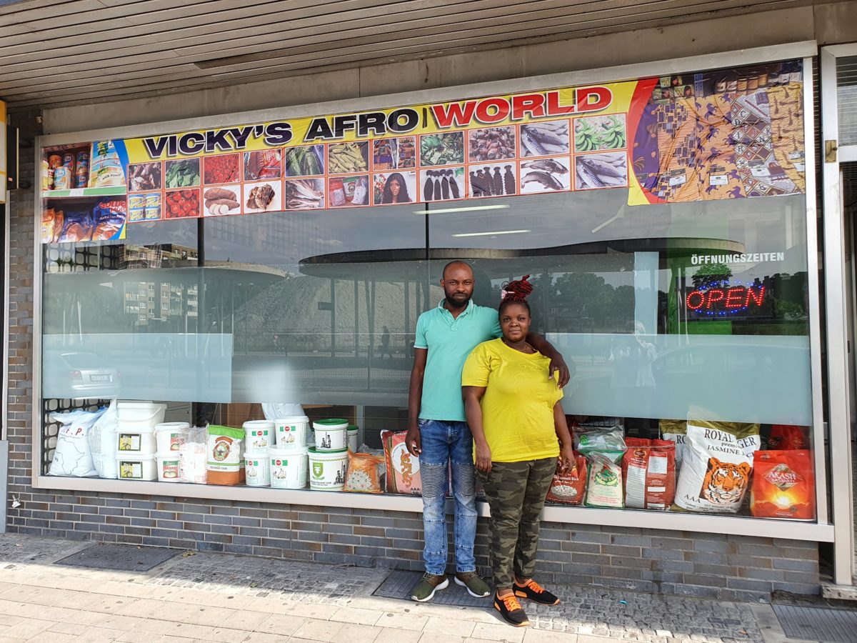 Inhaber Stanley Edionwe vor seinem Geschäft "Vicky's Afro World"