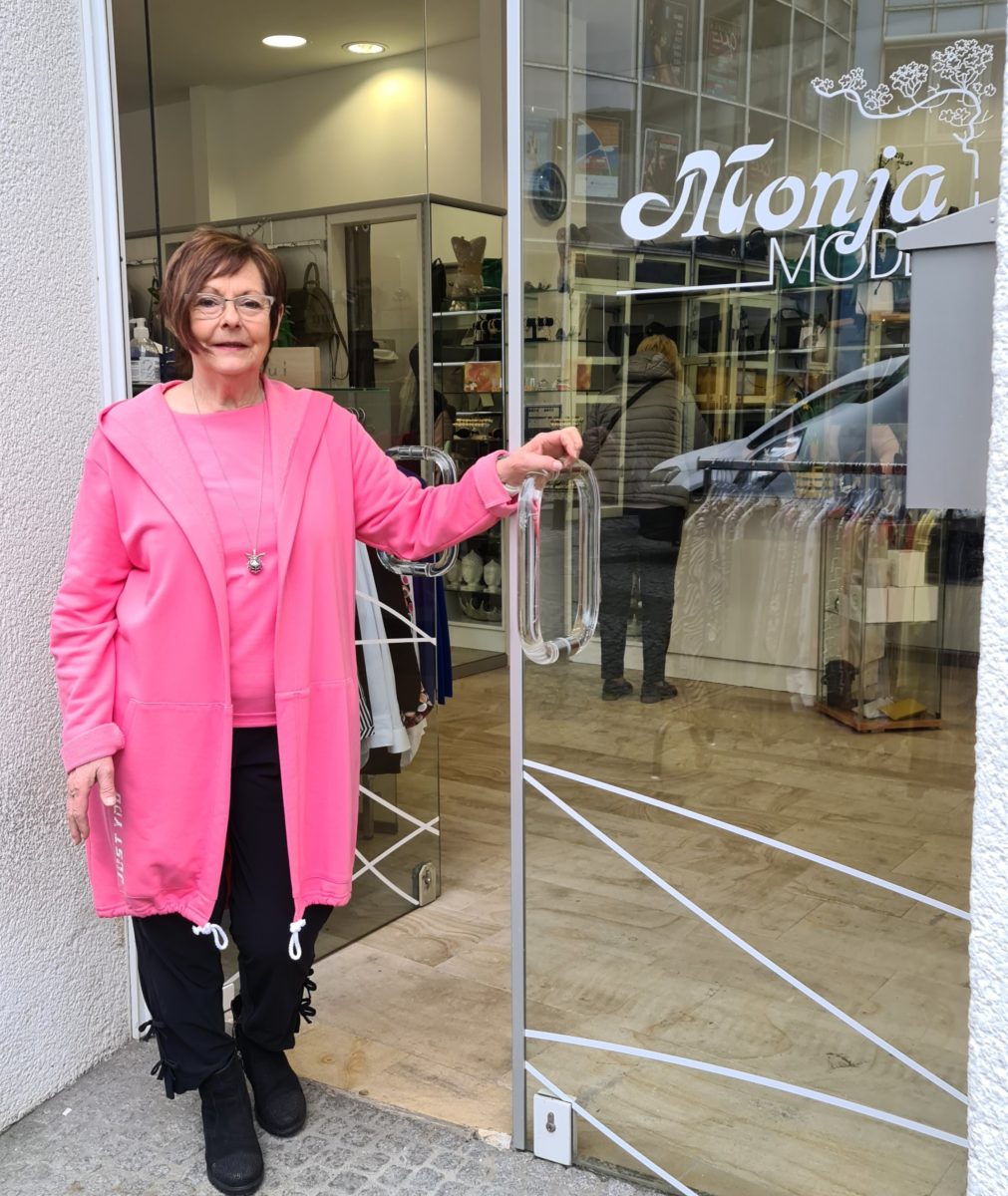 Inhaberin Monika Karkowski vor dem Eingang ihrer Boutique Monja Moden auf der Antoniusstraße 17