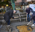 Bürgermeister Müller und Stadtbaurätin Feldmann beim Spatenstich