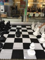 Outdoor-Schach vor dem Projektbüro