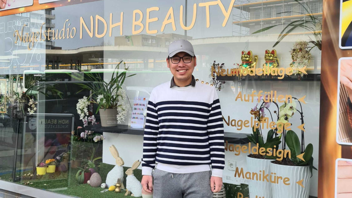 Inhaber Dinh Hung Nguyen vor seinem Nagelstudio "NDH Beauty" in Herten
