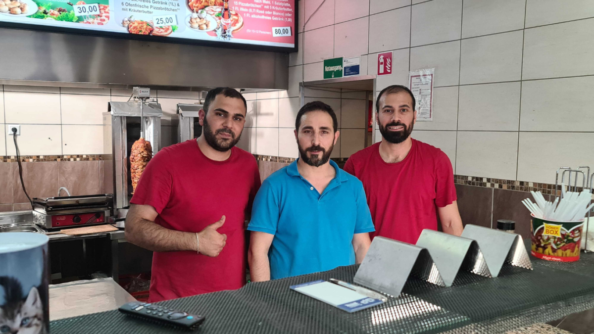 Inhaber des Imbiss-Restaurants La Perla in Herten Ali Salhan mit seinen Mitarbeitern Bayram Dogan und Ayhan Sahin