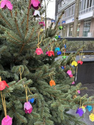 Die bunt geschmückten Weihnachtsbäume sorgen für weihnachtliche Stimmung in der Hertener Innenstadt