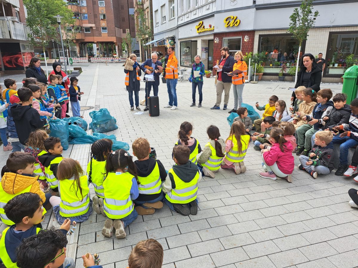 Die Kinder singen gemeinsam mit dem Bürgermeister Matthias Müller das Lied "Wo kommt der Abfall hin?"