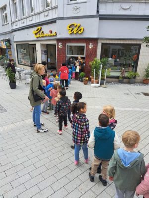 Kinder haben eine kleine Pause bei dem Eiscafé Calamini