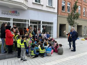 Die Kinder bereiten sich auf die Putzaktion vor.