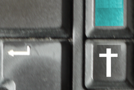 Die schwarze Tastatur mit einem weißen Kreuz als Sonderzeichen