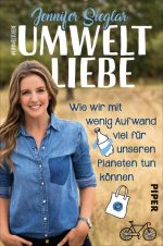 Die Autorin JenniferSieglar steht links im Bild am Strand in weisser Schrift der Titel Umwelt Liebe, und wie wir mit wenig Aufwand viel für unseren Planeten tun können dazu die Zeichnung einer PET-Flasche einer Baumwolltasche und ein Fahrrad