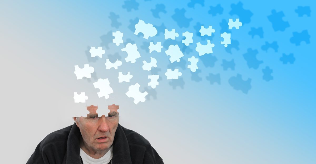 ein älterer Mann vor dem blauen Himmel seine Gedanken entschwinden wie Puzzles