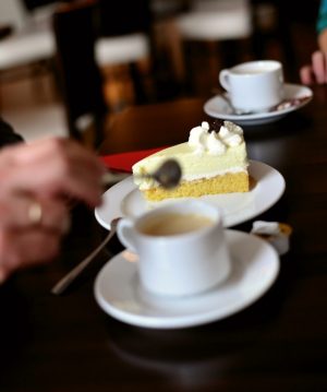 Bild von einer Tasse Kaffee und einem Stück Kuchen