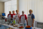 Kuchenbuffet mit Helferinnen des DRK