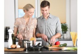 Frau und Mann beim kochen