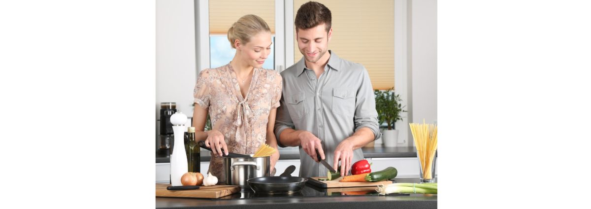 Frau und Mann beim kochen