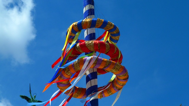 Maibaum bunt geschmückt