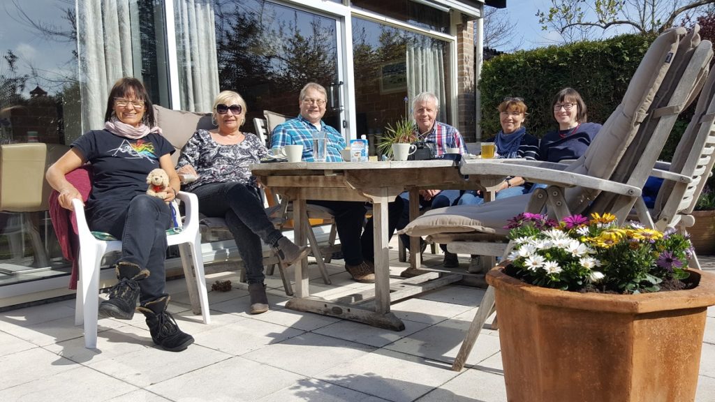 auf der Terrasse Kaffee trinken